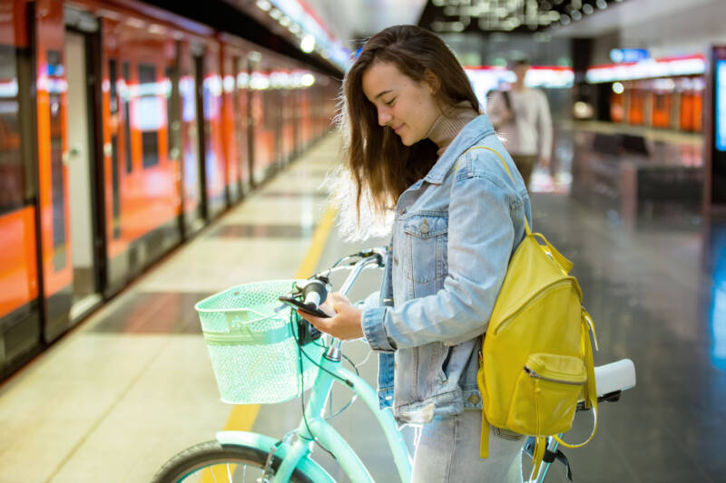 Mobiilikäyttäjä metron laiturilla