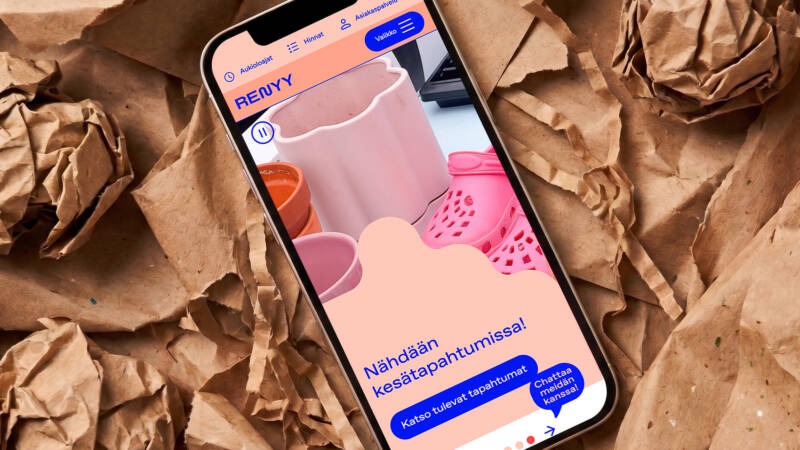 Renyy-verkkopalvelun mobiilikäyttöliittymä älypuhelimen ruudulla rypistetyn paperijätteen päällä